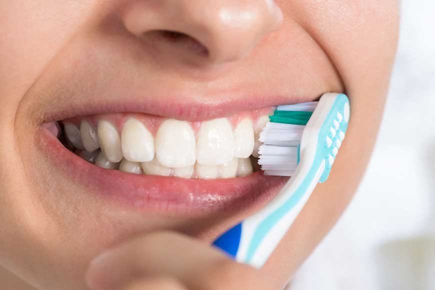 Lavarsi i denti senza dentifricio